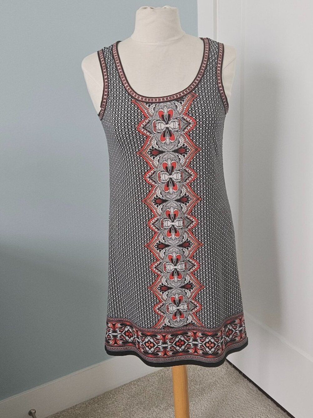 MAX STUDIO GEOMETRIC RED, WHITE, GREY AND BLACK SLEEVLESS SHIFT, SIZE SMALL